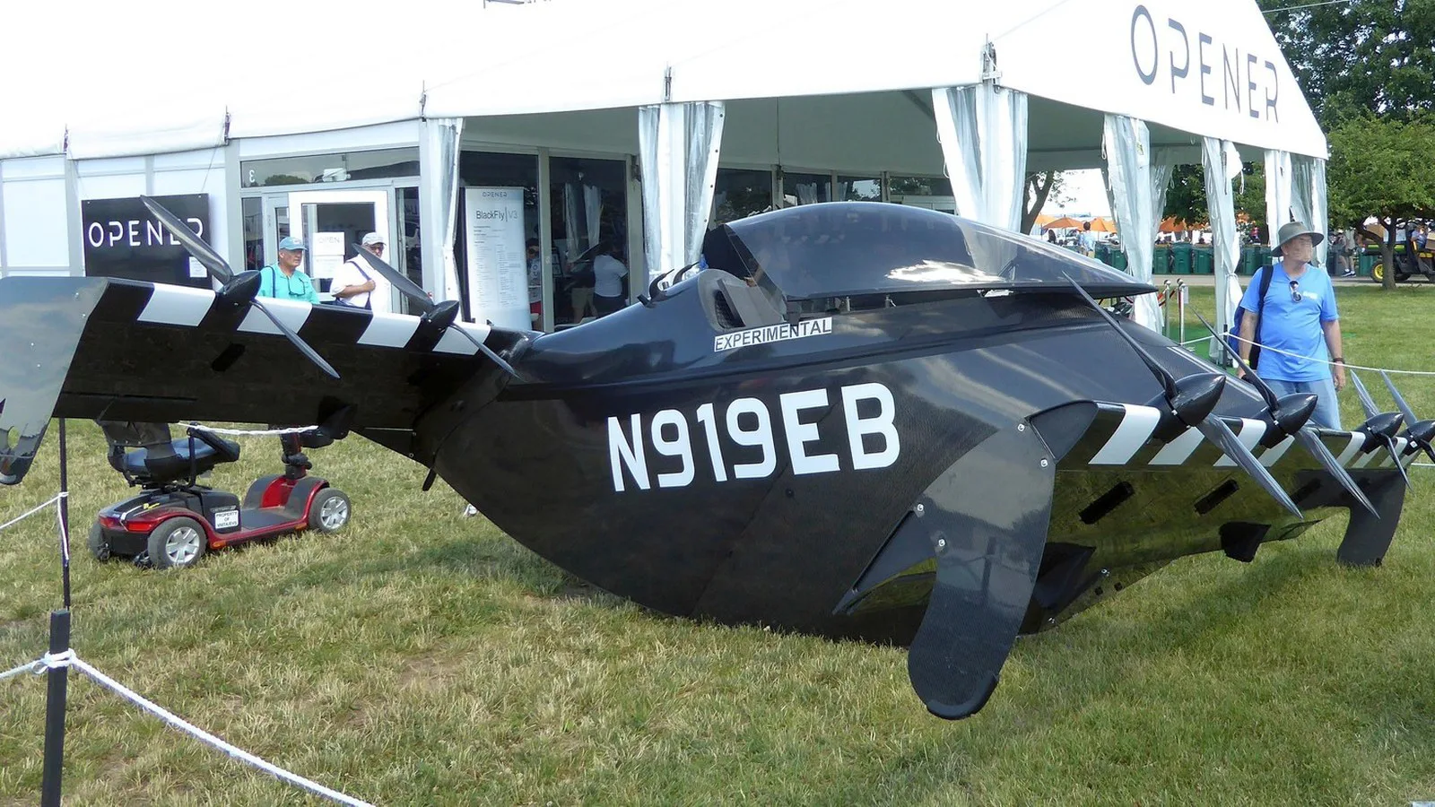Foto de arquivo de 2022 do Opener BlackFly, aeronave elétrica de decolagem vertical de um lugar, exposta na feira EAA AirVenture, em Oshkosh (Wisconsin); é outro modelo, não o Jetson ONE