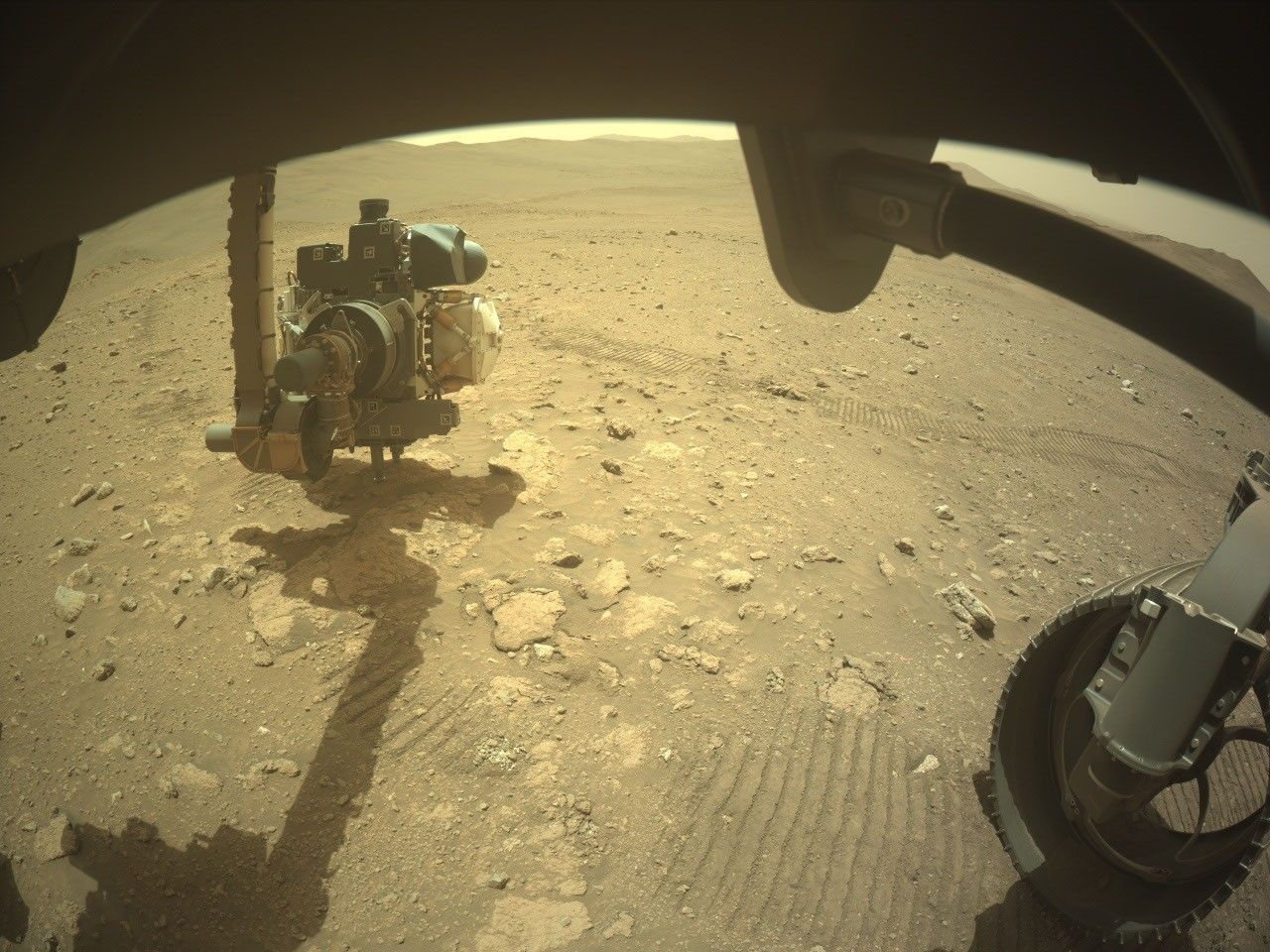 O Perseverance implanta seus instrumentos montados no braço para investigar um possível afloramento de brecha em “Idubi.” O rover capturou esta imagem da área à sua frente usando sua Câmera de Evitação de Perigos Frontal Direita A a bordo em 27 de setembro de 2026 (Sol 1992, ou dia marciano 1,992 da missão Mars 2020) no horário solar médio local de 12:03:10.