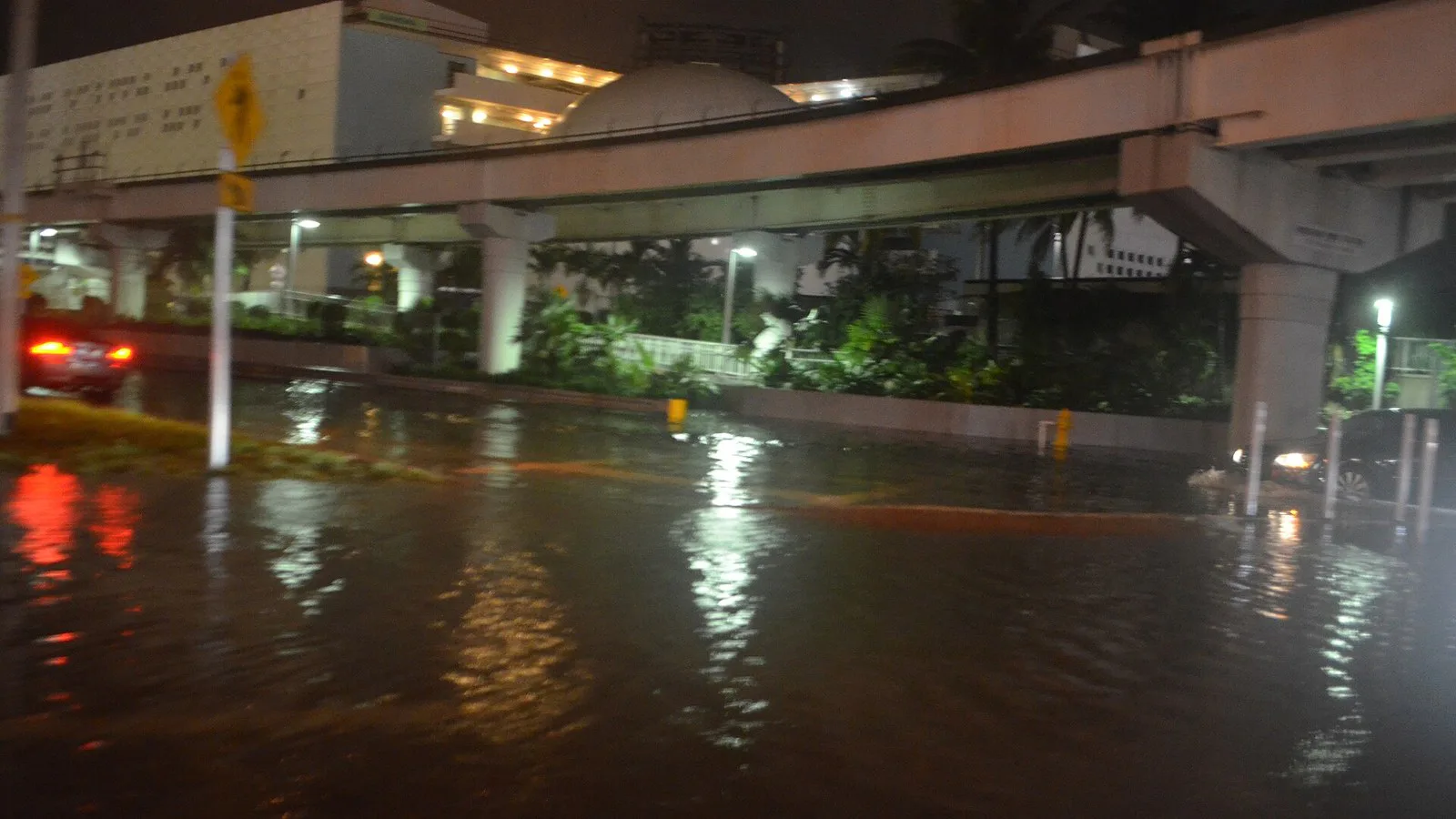 Rua alagada à noite pela maré alta somada à chuva, na região de Miami, durante a temporada de maré rei de outubro de 2016 (imagem de arquivo)