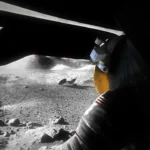 Uma ilustração de um astronauta da Artemis em traje espacial olhando pela escotilha de um módulo lunar através da superfície lunar, um Veículo de Terreno Lunar e outros elementos de superfície.