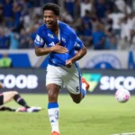 Jogador do Cruzeiro corre em comemoração após marcar gol durante partida no Mineirão contra o São Paulo