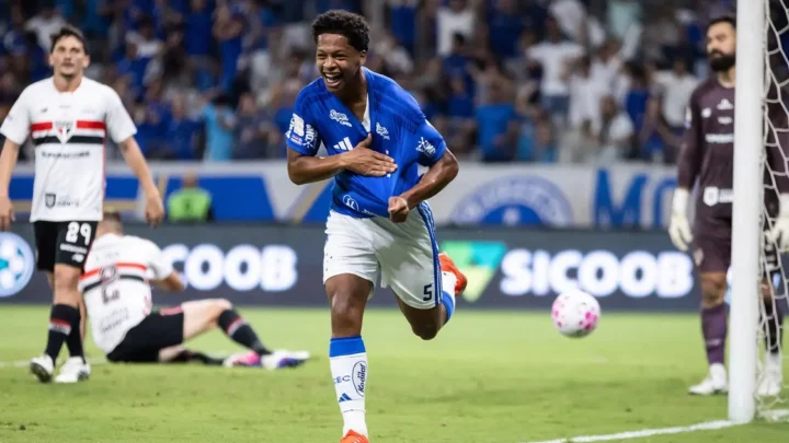 Jogador do Cruzeiro corre em comemoração após marcar gol durante partida no Mineirão contra o São Paulo