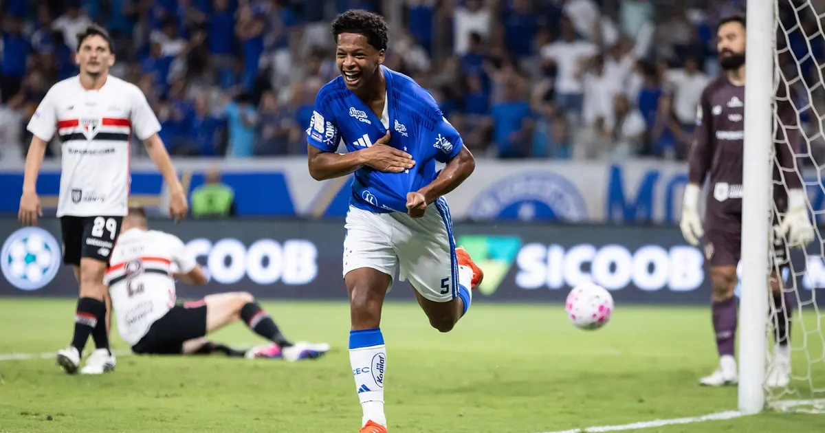 Jogador do Cruzeiro corre em comemoração após marcar gol durante partida no Mineirão contra o São Paulo