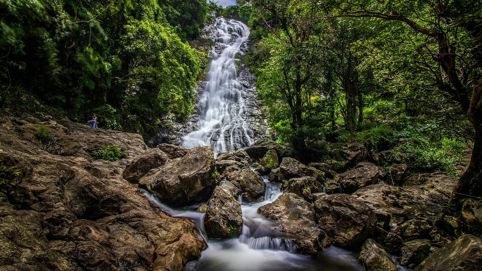 Cachoeira Sarika descendo entre pedras e mata fechada no Parque Nacional Khao Yai, na província de Nakhon Nayok, Tailândia, em 2025 (imagem de arquivo)