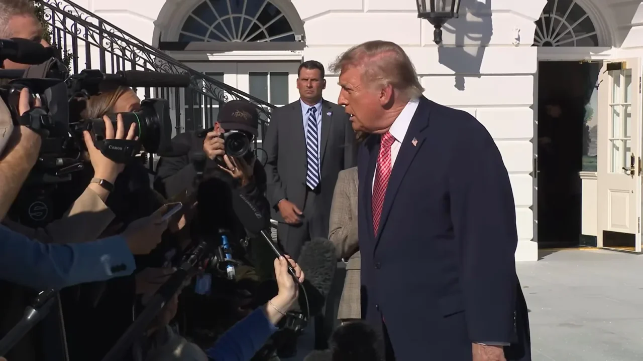 Donald Trump responde a jornalistas cercado de câmeras e microfones na saída da Casa Branca, em 19 de outubro de 2026