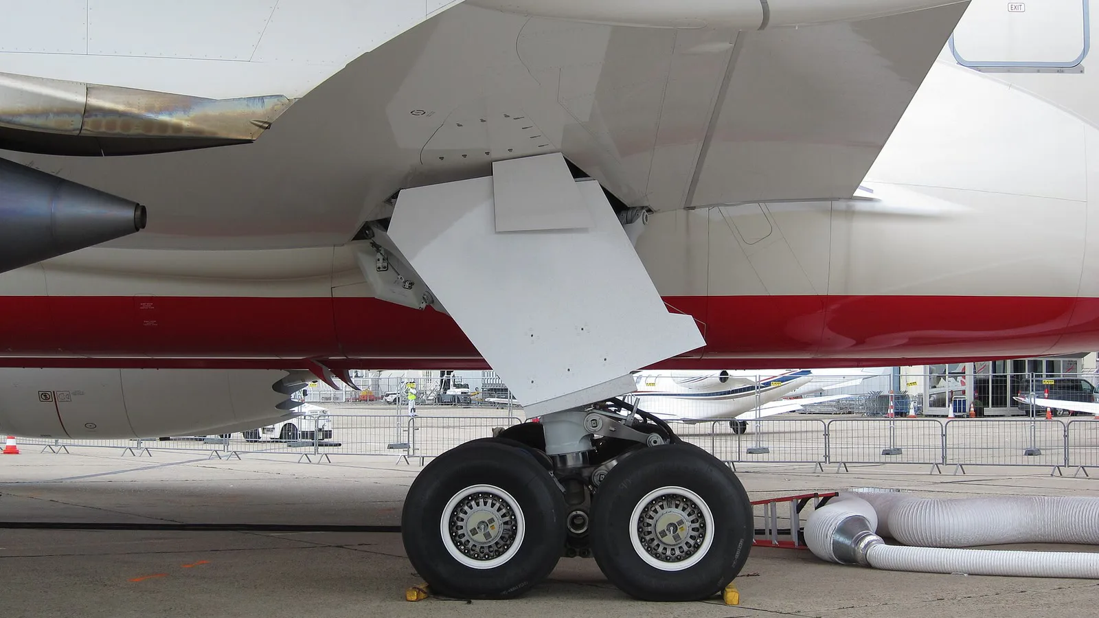Trem de pouso principal esquerdo de um Boeing 787, visto de lado, em 2013 (imagem de arquivo; não é o avião da American)