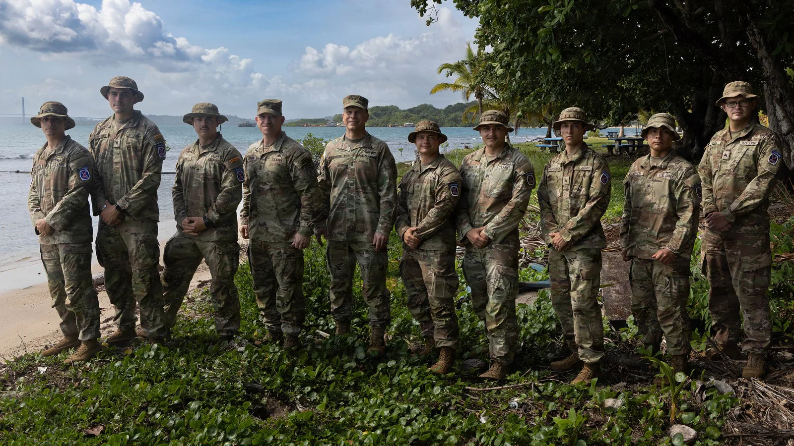 Militares da 10ª Divisão de Montanha posam em fila, de uniforme camuflado e chapéu de selva, perto do mar, no dia da formatura do curso de selva na Base Aeronaval Cristóbal Colón, no Panamá, em março de 2026