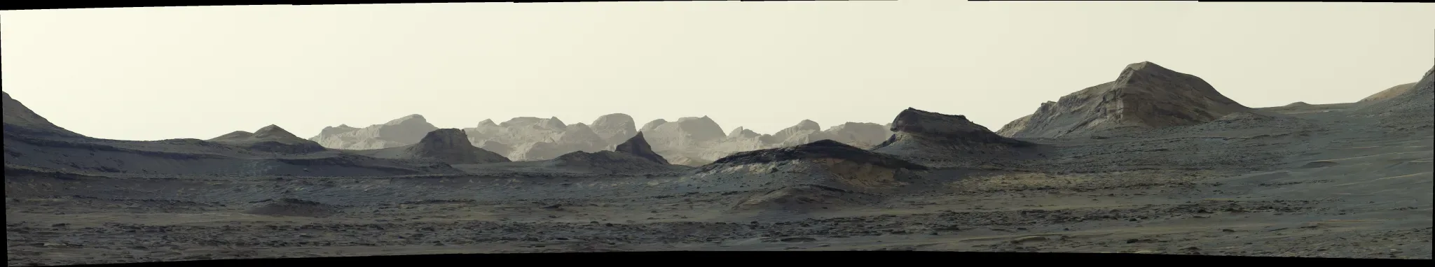 As seis imagens que compõem este panorama, capturadas pelo Curiosity da NASA em Mar11, foram costuradas após serem enviadas de volta à Terra. Ao contrário da maioria das imagens da Mastcam do rover, esta foi processada sem o balanço de branco habitual, uma escolha artística que preserva a aparência do início da manhã.