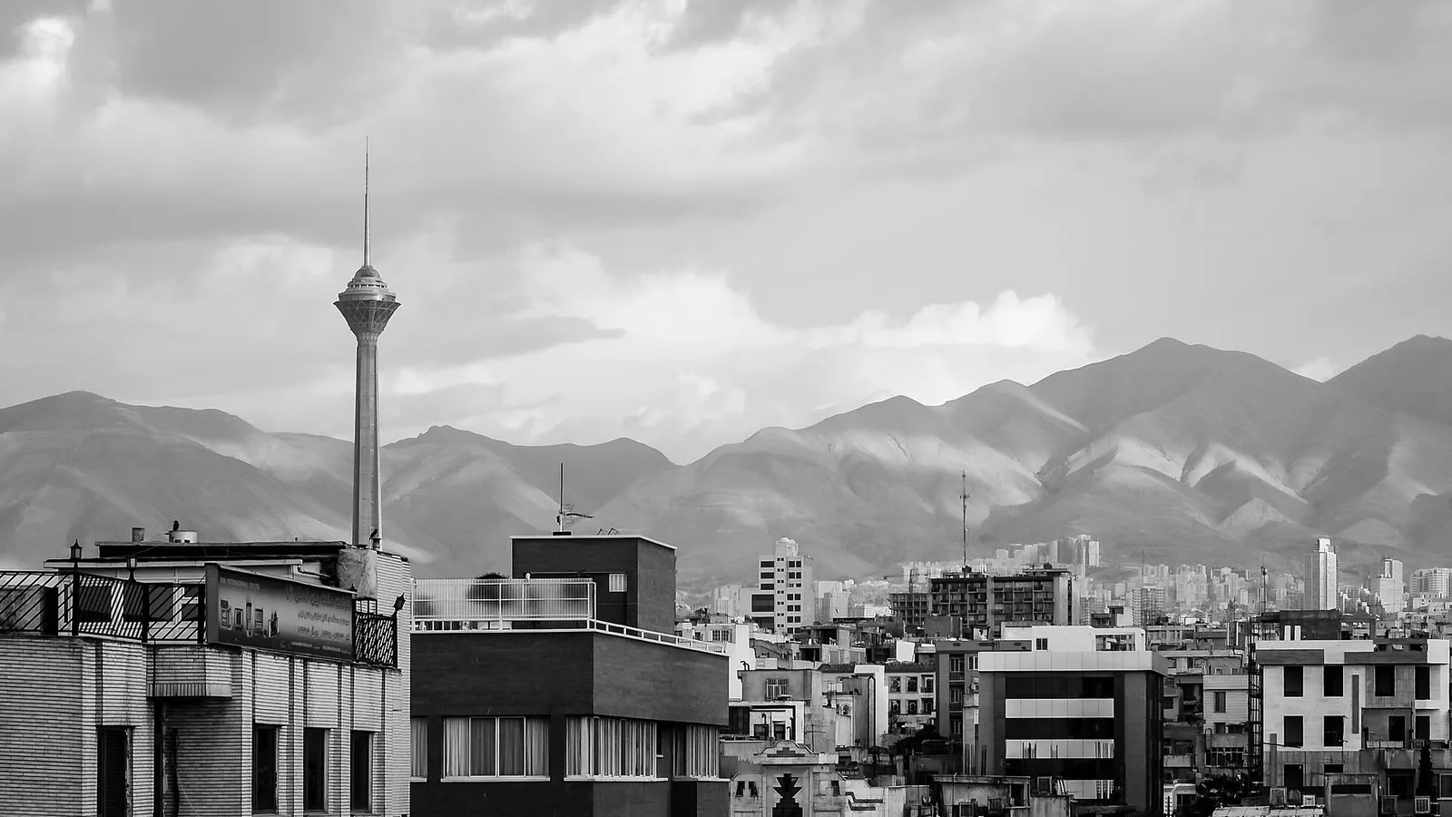 Vista de Teerã, capital do Irã, com a torre Milad e as montanhas Alborz ao fundo, em outubro de 2008 (imagem de arquivo)