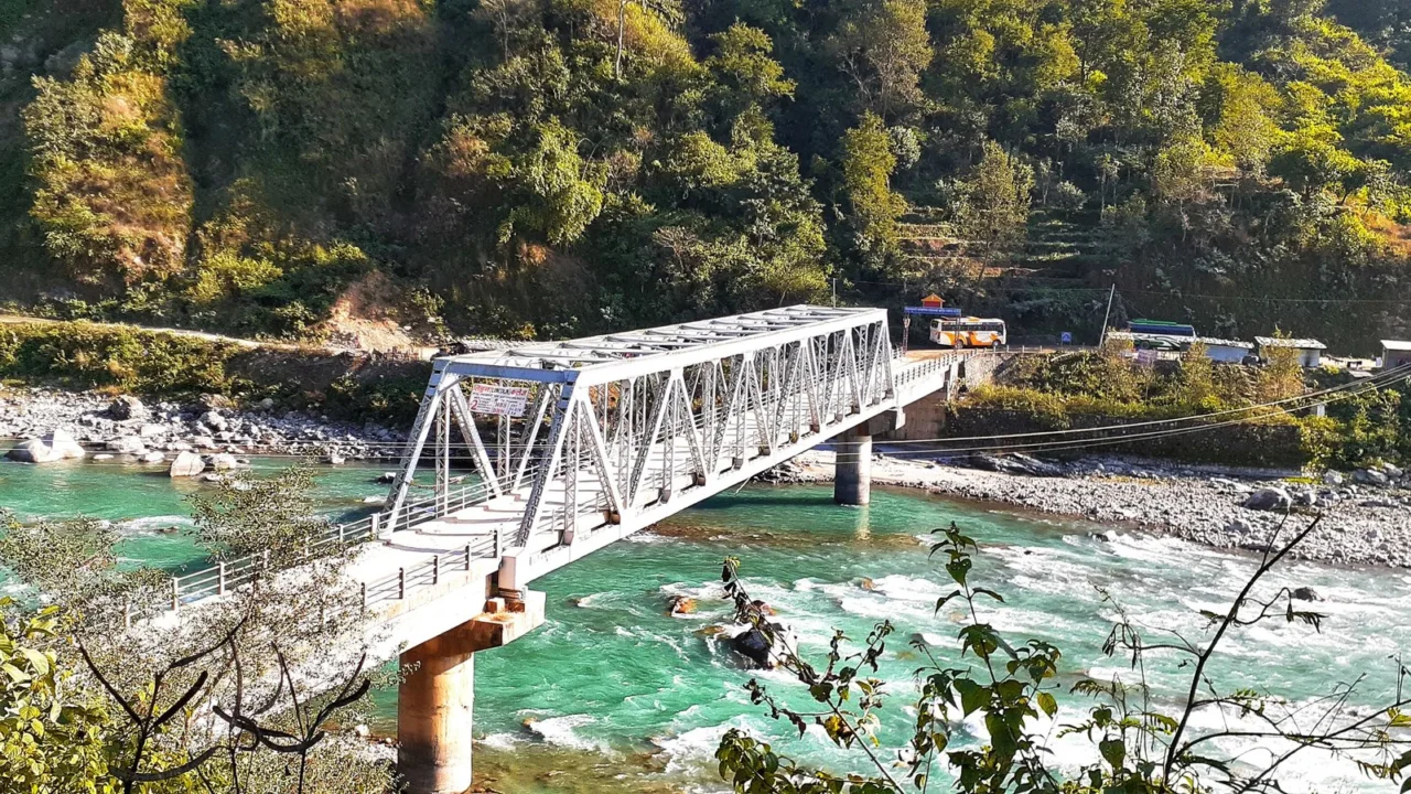 Ponte de aço sobre o rio Budhi Gandaki vista do bazar de Arughat, na divisa de Gorkha e Dhading, no Nepal, em foto de arquivo de 2019; não é a ponte de Soti Khola