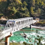 Ponte de aço sobre o rio Budhi Gandaki vista do bazar de Arughat, na divisa de Gorkha e Dhading, no Nepal, em foto de arquivo de 2019; não é a ponte de Soti Khola