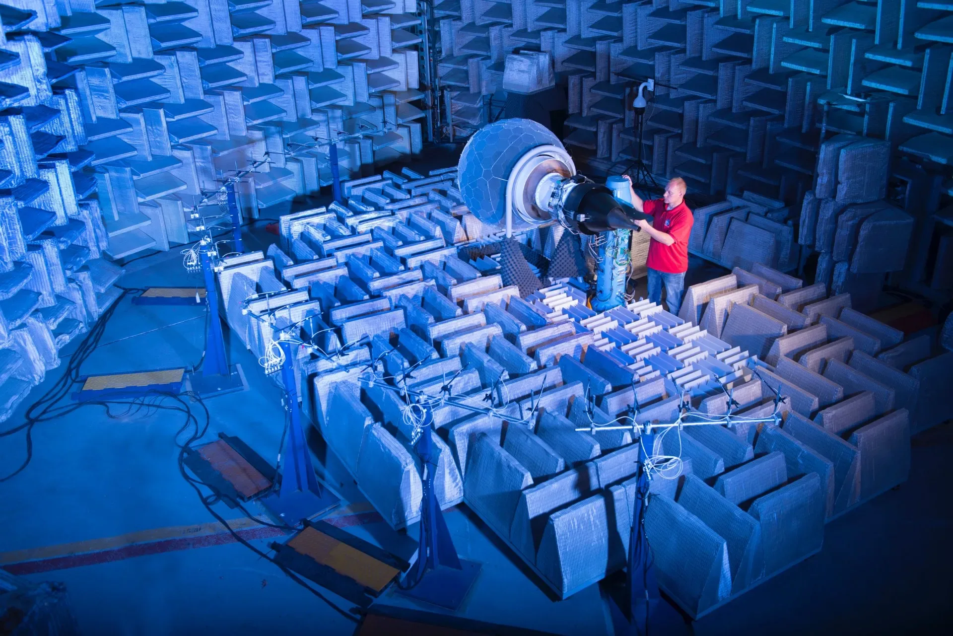 O Laboratório Aeroacústico de Propulsão do Centro de Pesquisa Glenn da NASA, em Cleveland, é uma câmara anecoica usada para medir o ruído de motores aeronáuticos experimentais, como o Turbofan de Pesquisa em Aeropropulsão DGEN 380 (DART) mostrado aqui.