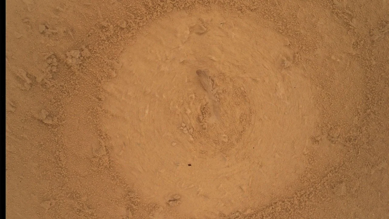 O rover Curiosity, da NASA, obteve esta imagem do local de perfuração “Basque Lakes” após o teste de pré-carga, usando sua Mars Hand Lens Imager (MAHLI), uma câmera de close-up localizada na torre na extremidade do braço robótico do rover. A Curiosity obteve a imagem em 23 de setembro de 2026, Sol