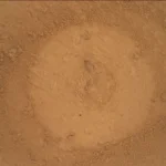 O rover Curiosity, da NASA, obteve esta imagem do local de perfuração “Basque Lakes” após o teste de pré-carga, usando sua Mars Hand Lens Imager (MAHLI), uma câmera de close-up localizada na torre na extremidade do braço robótico do rover. A Curiosity obteve a imagem em 23 de setembro de 2026, Sol