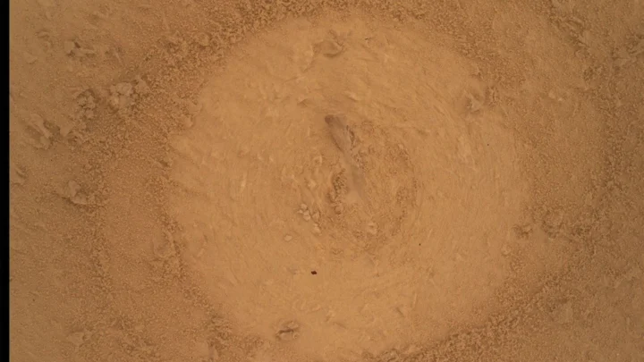 O rover Curiosity, da NASA, obteve esta imagem do local de perfuração “Basque Lakes” após o teste de pré-carga, usando sua Mars Hand Lens Imager (MAHLI), uma câmera de close-up localizada na torre na extremidade do braço robótico do rover. A Curiosity obteve a imagem em 23 de setembro de 2026, Sol