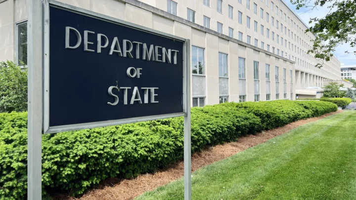 Placa com os dizeres Department of State diante do prédio Harry S. Truman, sede do Departamento de Estado dos EUA em Washington, em foto de 2024