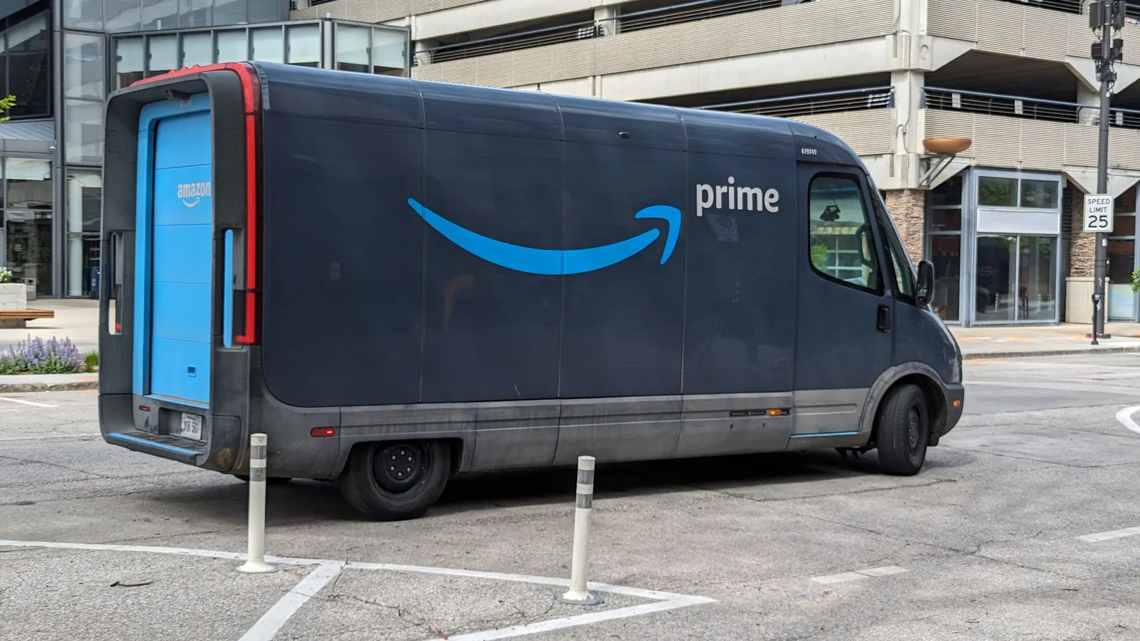 Foto de arquivo de uma van elétrica de entregas com a marca Amazon Prime estacionada no centro de Omaha, no Nebraska