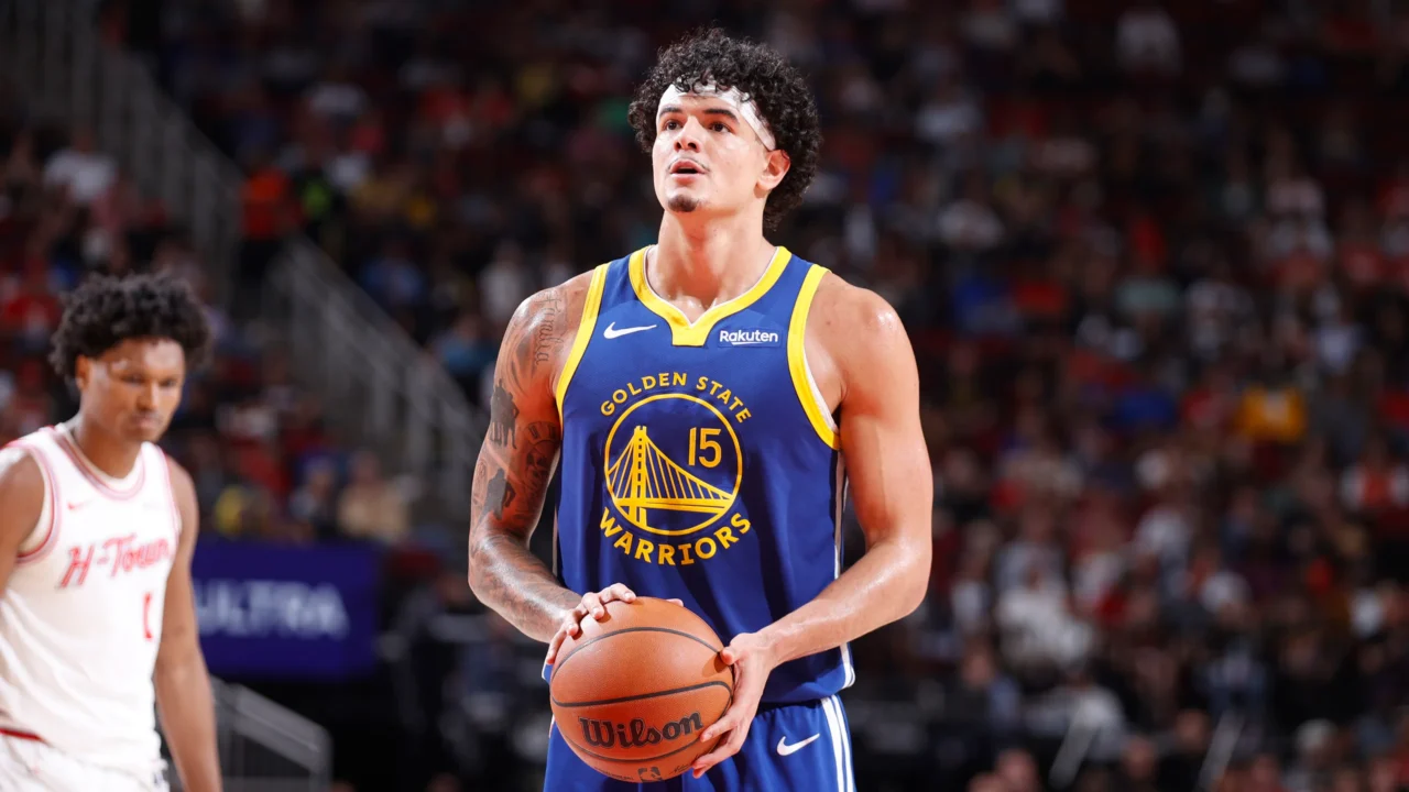 Jogador de camisa azul do Golden State Warriors, com a bola nas mãos e cabeça erguida, prestes a cobrar um lance livre em quadra lotada