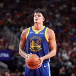 Jogador de camisa azul do Golden State Warriors, com a bola nas mãos e cabeça erguida, prestes a cobrar um lance livre em quadra lotada