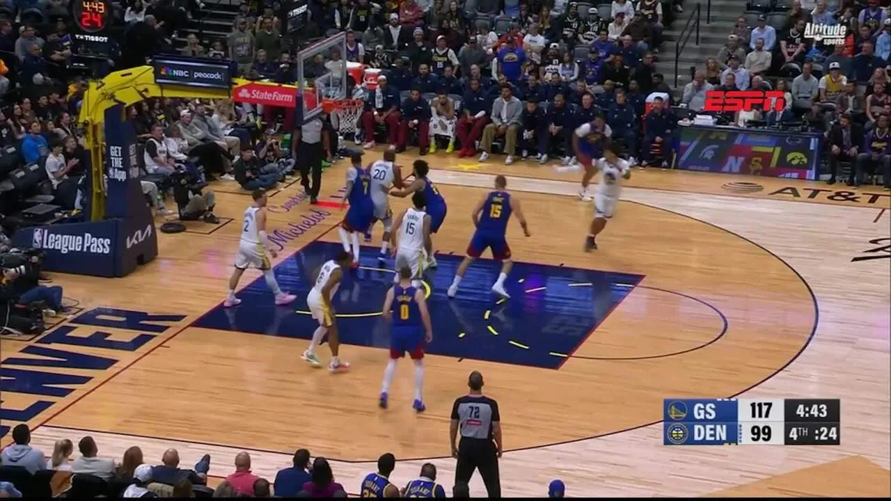 Jogadores do Golden State Warriors e do Denver Nuggets disputam a bola na quadra durante a partida, com placar de 117 a 99 para os visitantes no quarto período