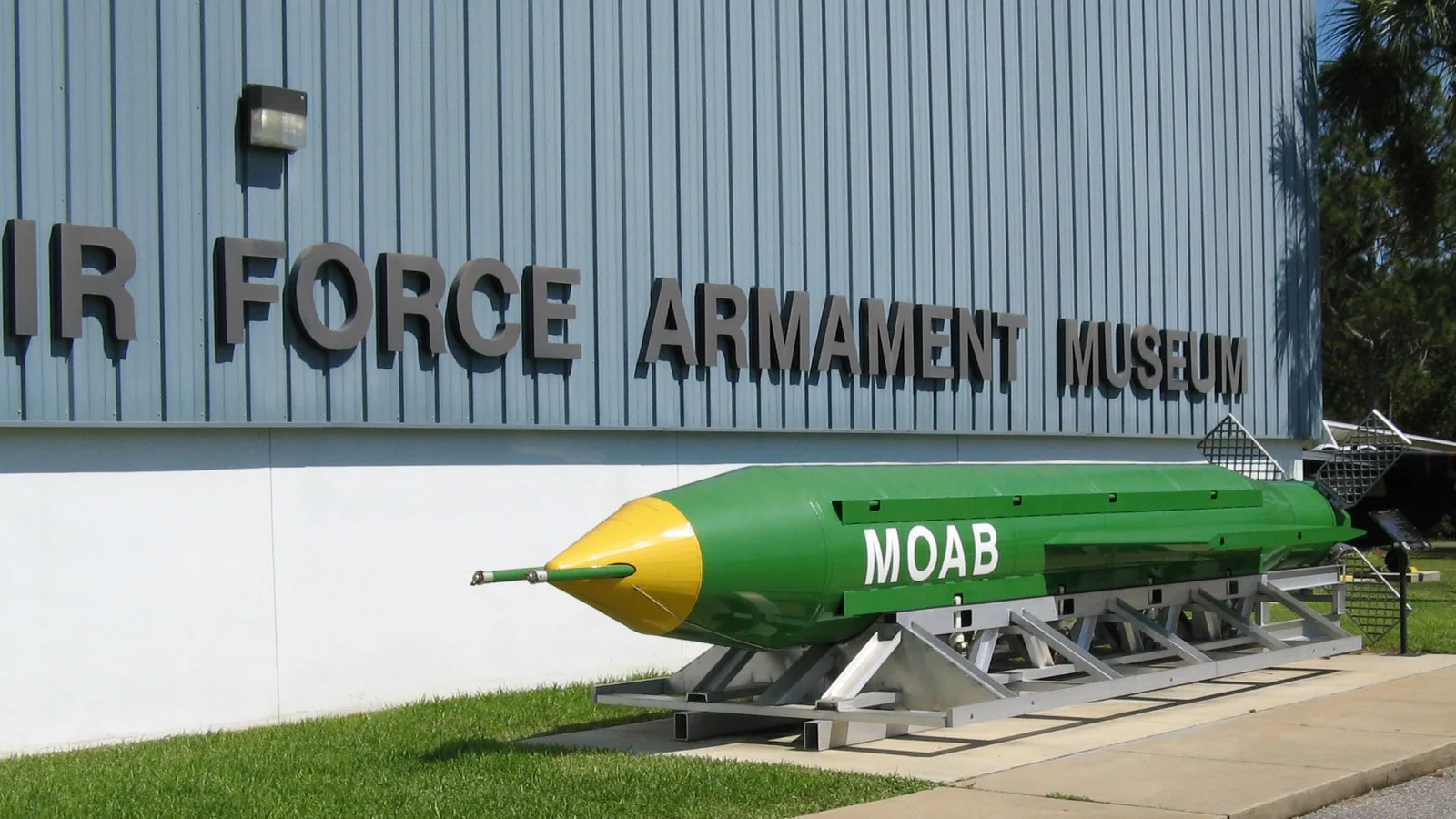 Exemplar da MOAB, verde com a ponta amarela, em exposição em frente ao Museu de Armamentos da Força Aérea, em Eglin, na Flórida