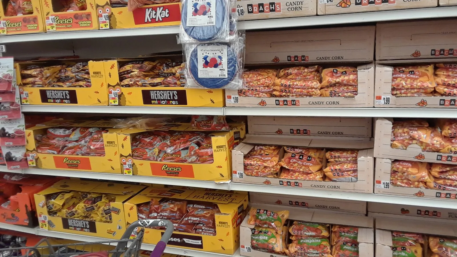 Foto de arquivo de prateleiras de supermercado cheias de caixas de doces de Halloween, com chocolates e balas de milho