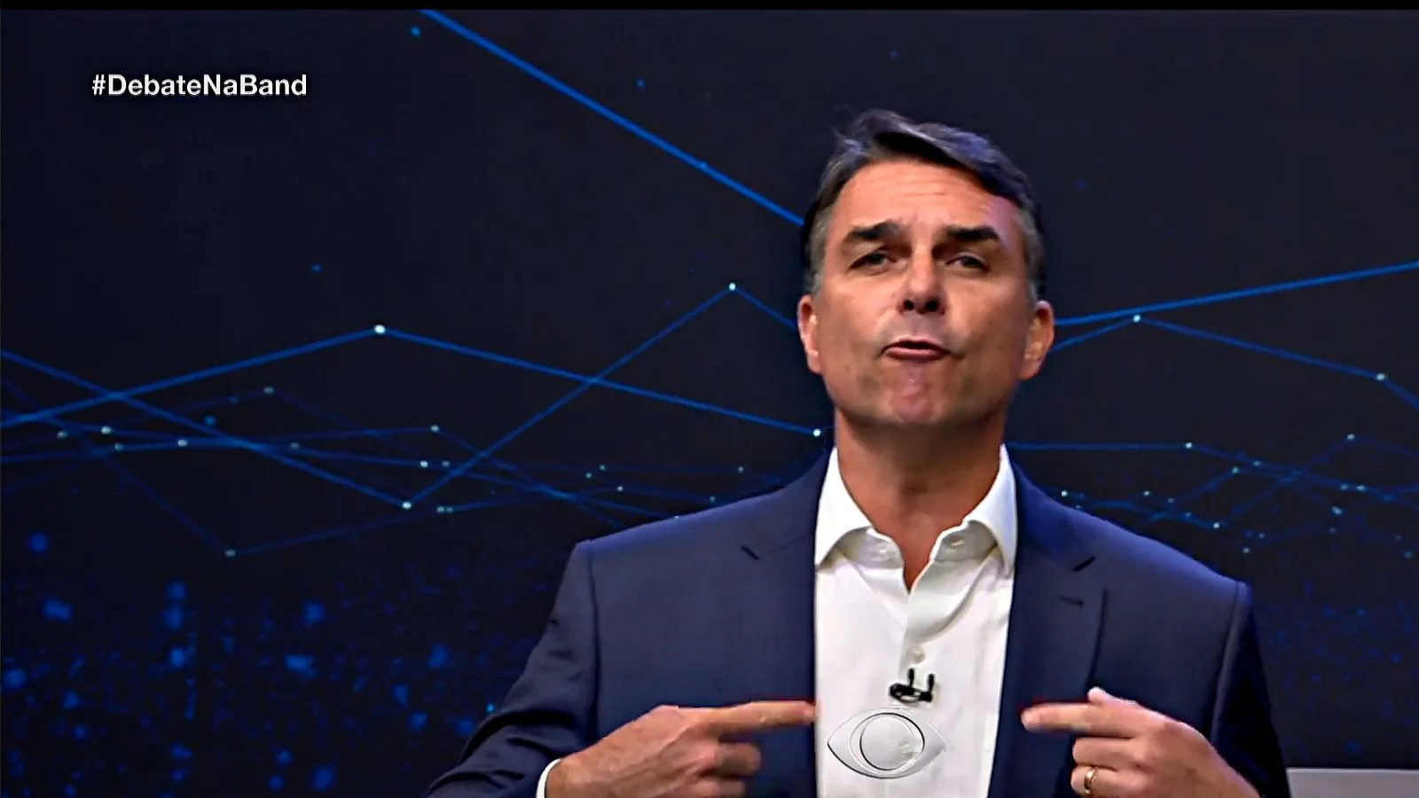 Flávio Bolsonaro aponta para si mesmo ao responder à pergunta sobre os Estados Unidos