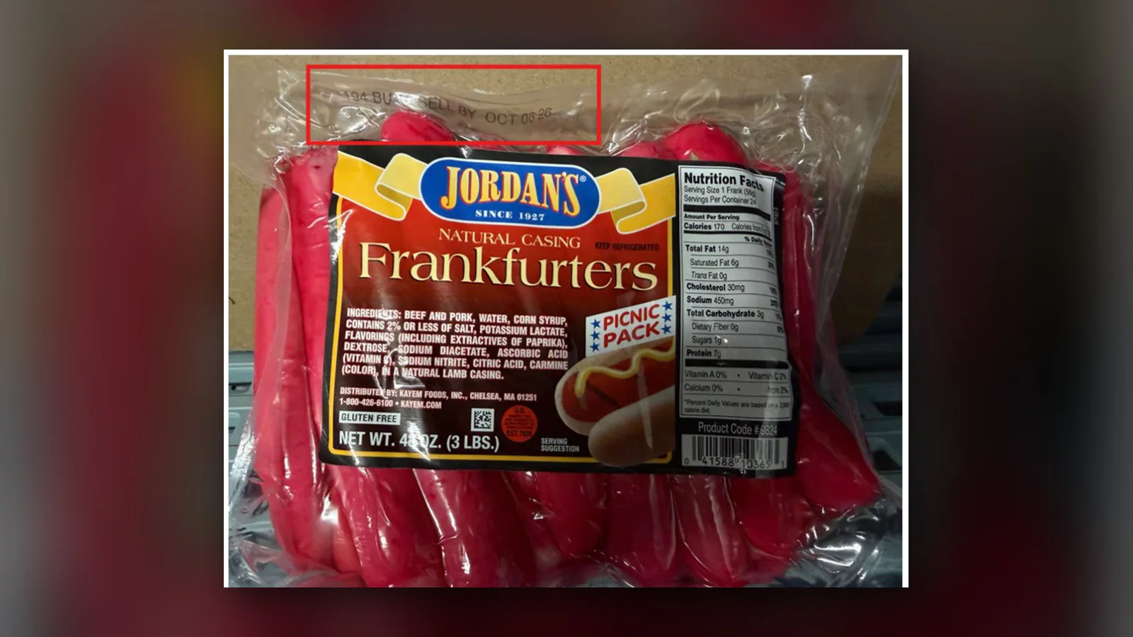 Pacote de salsichas Jordan's com a marcação em vermelho, feita no documento do recall, sobre o lote e a data impressos no plástico