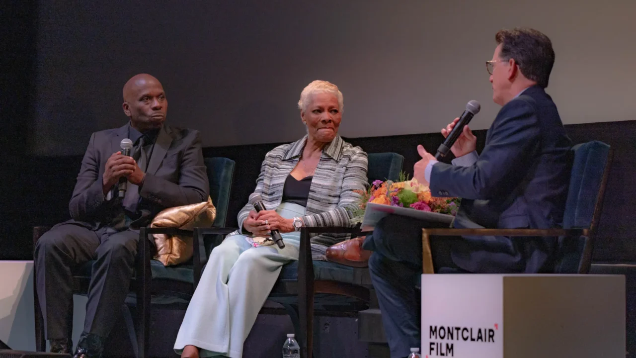 Dionne Warwick (ao centro) durante painel do Montclair Film, nos Estados Unidos