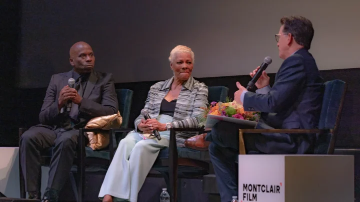 Dionne Warwick (ao centro) durante painel do Montclair Film, nos Estados Unidos