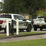 Viaturas da polícia do Condado de Orange estacionadas em residência enquanto agentes investigam ocorrência