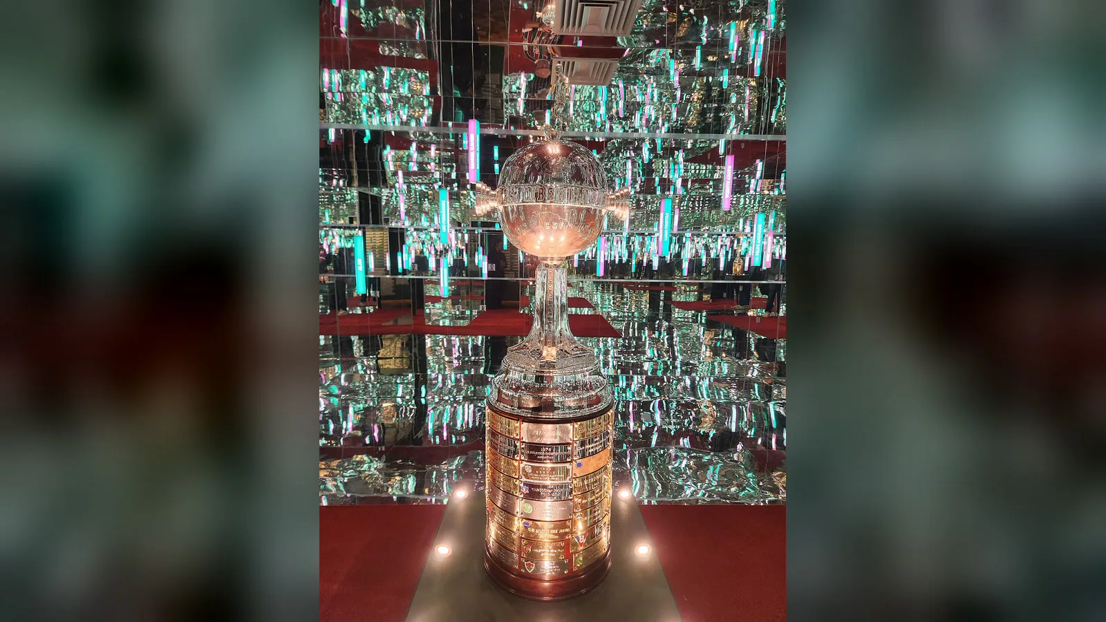 Troféu da Copa Libertadores conquistado pelo Fluminense em 2023, em exposição