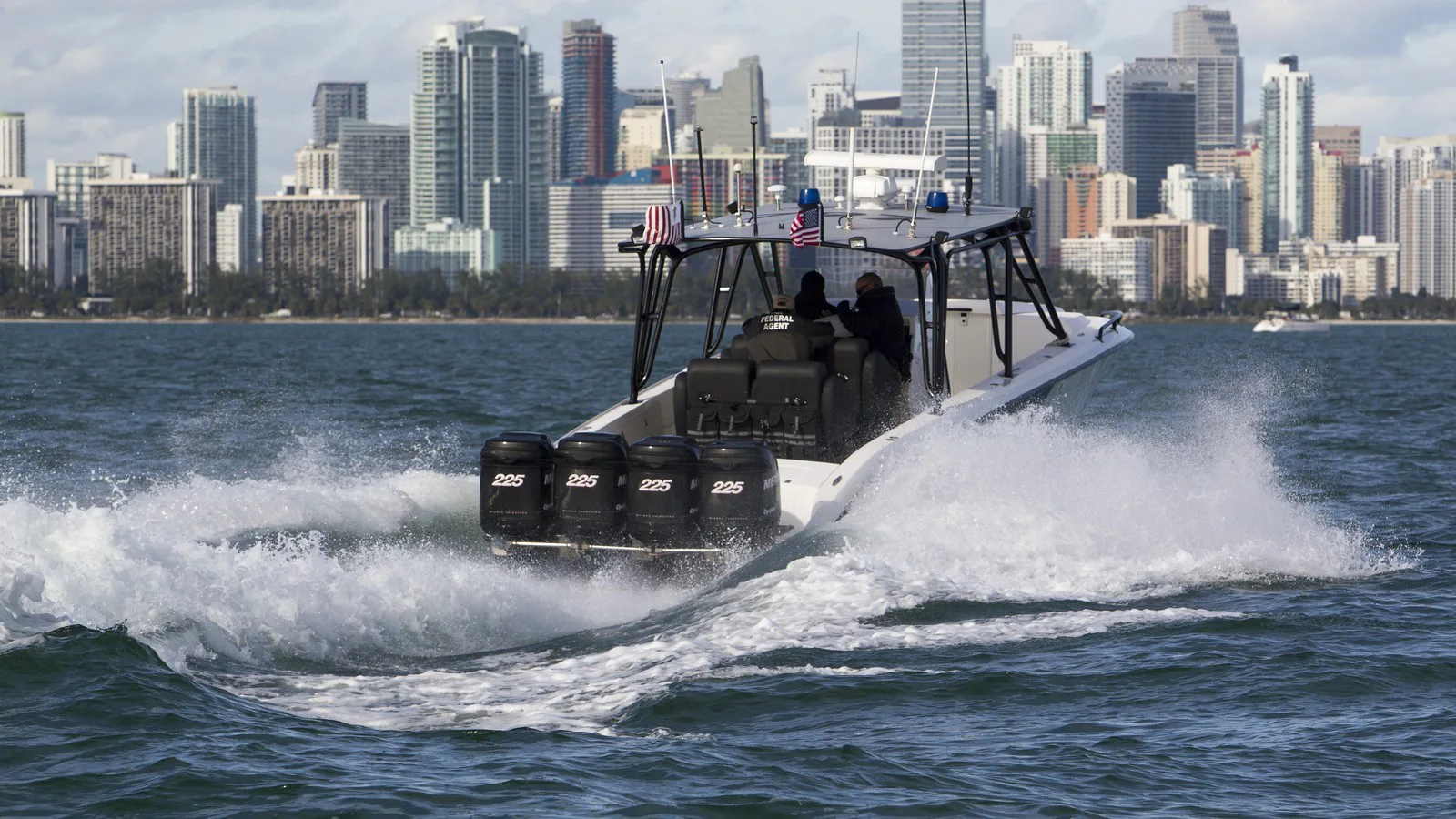 Lancha de patrulha da CBP navega em Miami, em foto de arquivo de 2016