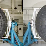 Uma comparação pós-missão dos escudos térmicos das espaçonaves Orion da Artemis I (esquerda) e Artemis II (direita) é mostrada após a remoção de seus módulos de tripulação. Ambos os escudos térmicos são vistos girados para inspeção dentro do Prédio de Operações e Checagem no Centro Espacial Kennedy