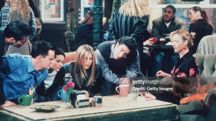 Matthew Perry e o elenco de 'Friends' reunidos; colegas da série não participam do novo documentário da Netflix sobre o ator
