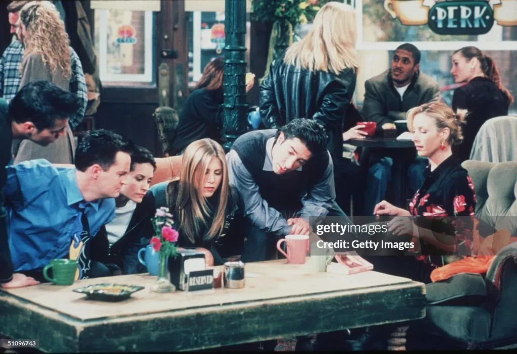 Matthew Perry e o elenco de 'Friends' reunidos; colegas da série não participam do novo documentário da Netflix sobre o ator