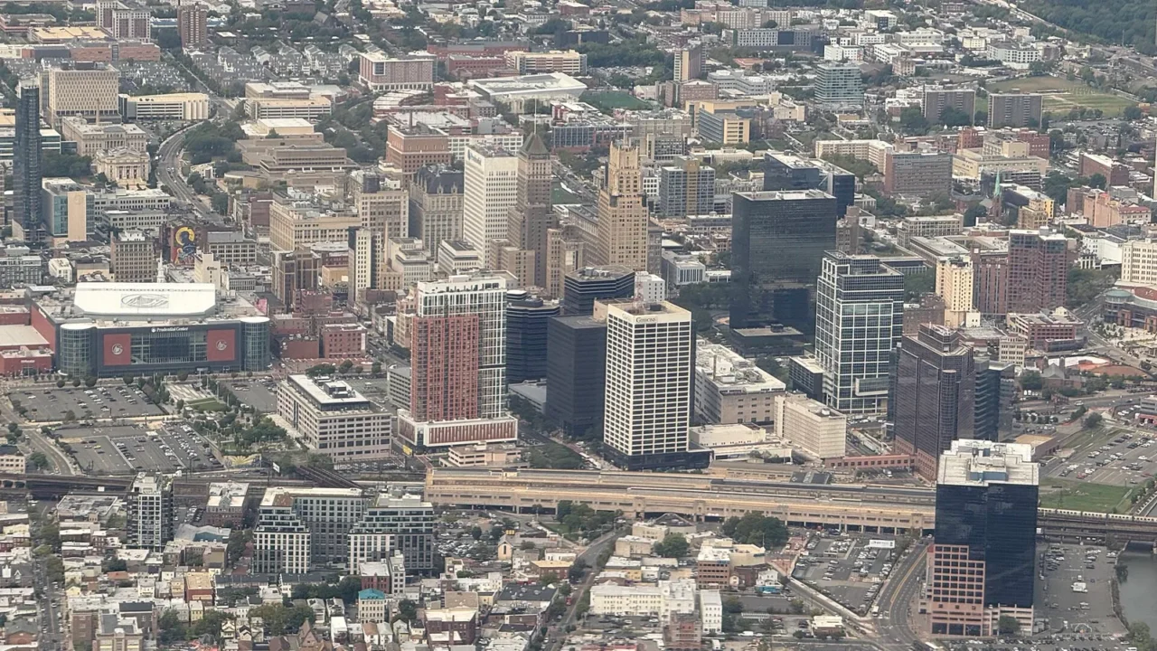 Vista aérea do centro de Newark, em Nova Jersey, com prédios comerciais e a linha do trem, em setembro de 2025 (imagem de arquivo)