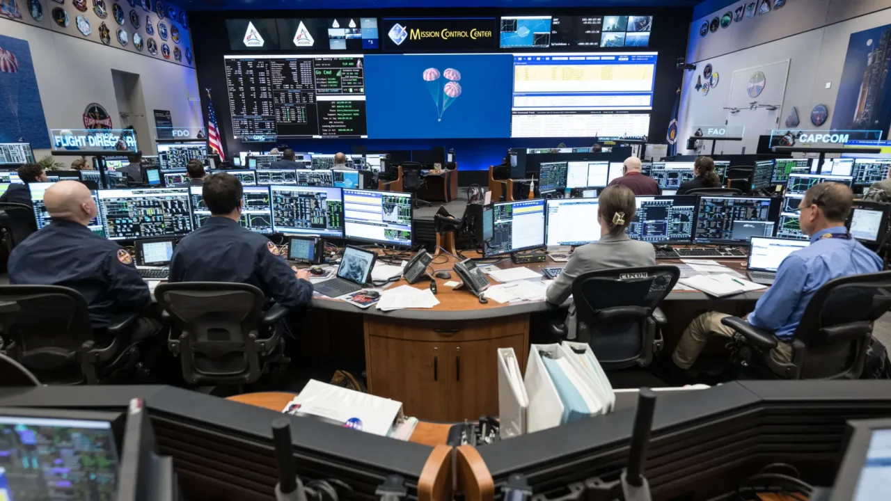 A equipe de controle de voo da Artemis II, na Sala Branca de Controle de Voo do centro de controle de missões do Centro Espacial Johnson da NASA, em Houston, em 10 de abril de 2026, durante o amerissagem e a recuperação da missão Artemis II.