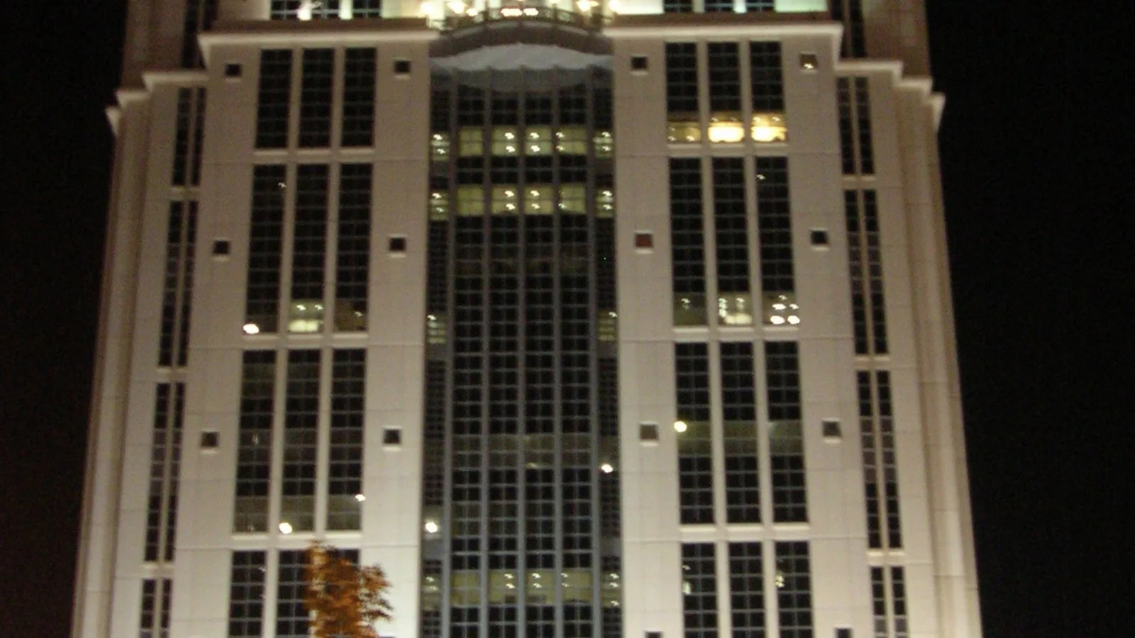 Fachada iluminada do fórum do Condado de Orange, em Orlando, à noite, em maio de 2006 (imagem de arquivo)