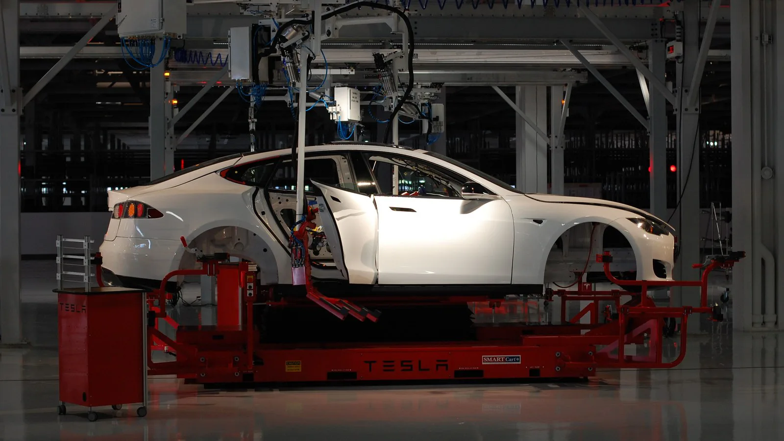 Carroceria de um Model S na linha de montagem da fábrica da Tesla em Fremont, na Califórnia, em outubro de 2011 (imagem de arquivo)