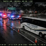 Viaturas da polícia e o ônibus da Disney na East Buena Vista Drive, onde o entregador David Charlot apontou uma arma para o motorista (imagem ilustrativa gerada por IA).