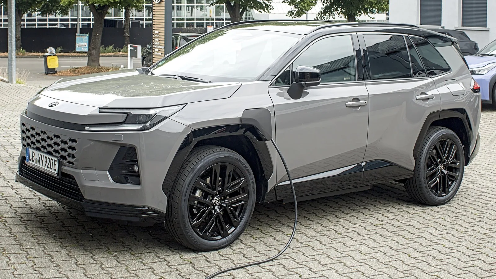Toyota RAV4 plug-in híbrido ligado ao cabo de recarga, em foto feita na Alemanha