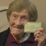 Carmelina Alves Nogueira, de 106 anos, exibe o título de eleitor neste domingo (4), em São Paulo. Moradora do Jaguaré, na Zona Oeste, ela nasceu antes da criação da Justiça Eleitoral (1932) e fez questão de comparecer às urnas acompanhada da neta, tendo prioridade por ser idosa.