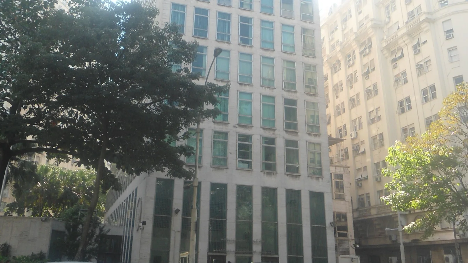 Prédio atual do Consulado-Geral dos EUA na Avenida Presidente Wilson, no Centro do Rio, cercado por árvores
