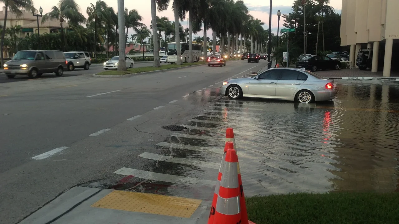 Água da maré alta cobre parte de uma rua perto do Las Olas Boulevard, em Fort Lauderdale, em outubro de 2012 (imagem de arquivo)
