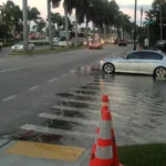 Água da maré alta cobre parte de uma rua perto do Las Olas Boulevard, em Fort Lauderdale, em outubro de 2012 (imagem de arquivo)