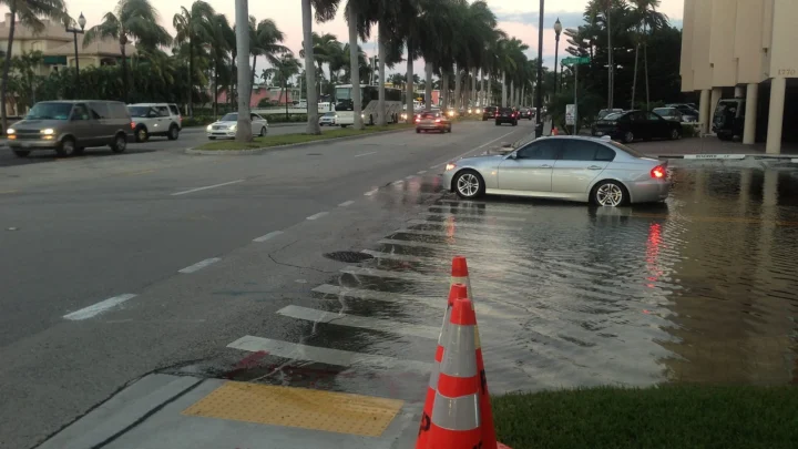 Água da maré alta cobre parte de uma rua perto do Las Olas Boulevard, em Fort Lauderdale, em outubro de 2012 (imagem de arquivo)