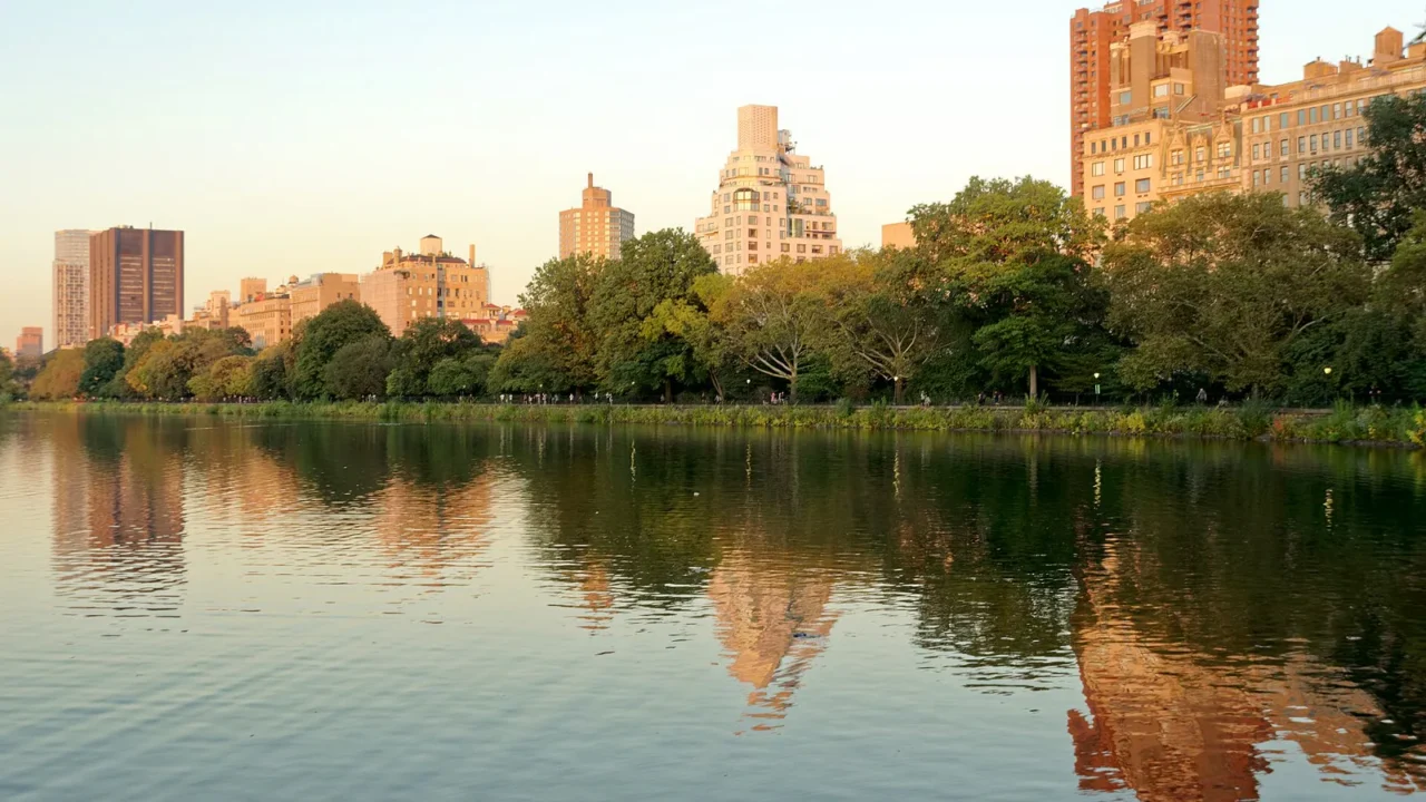 O reservatório Jacqueline Kennedy Onassis, no Central Park, com prédios de Manhattan refletidos na água ao entardecer, em 2023 (imagem de arquivo)