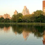 O reservatório Jacqueline Kennedy Onassis, no Central Park, com prédios de Manhattan refletidos na água ao entardecer, em 2023 (imagem de arquivo)