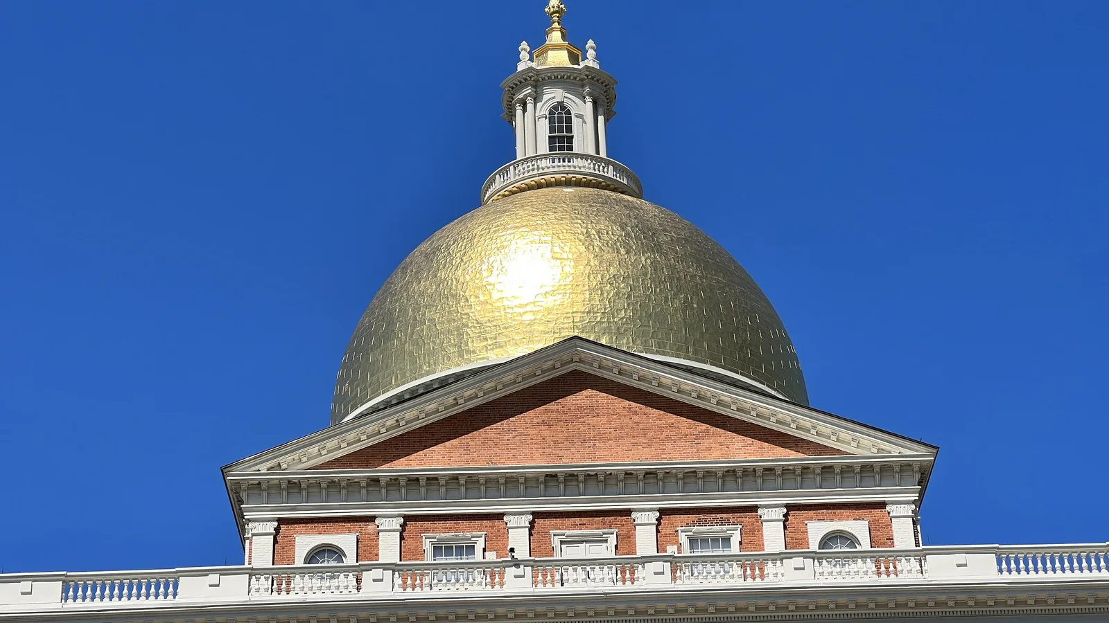 Cúpula dourada da State House, sede do governo de Massachusetts, em Boston, sob céu azul